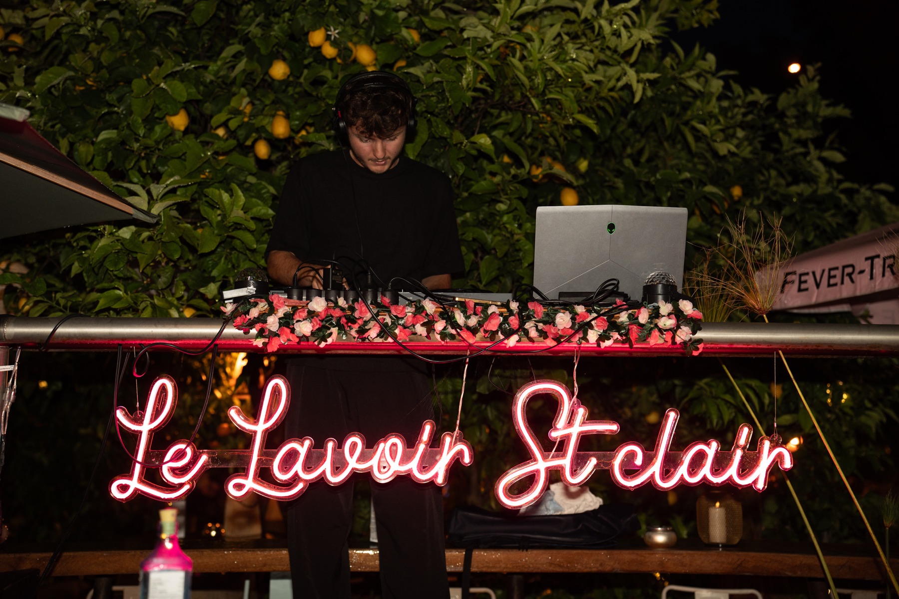 DJ set de nuit sous le citronnier, enseigne néon