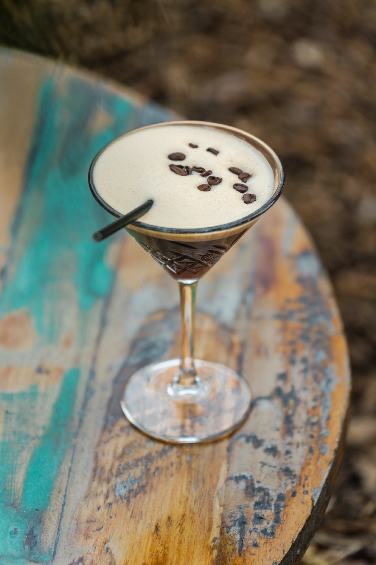 Espresso martini sur une table en bois
