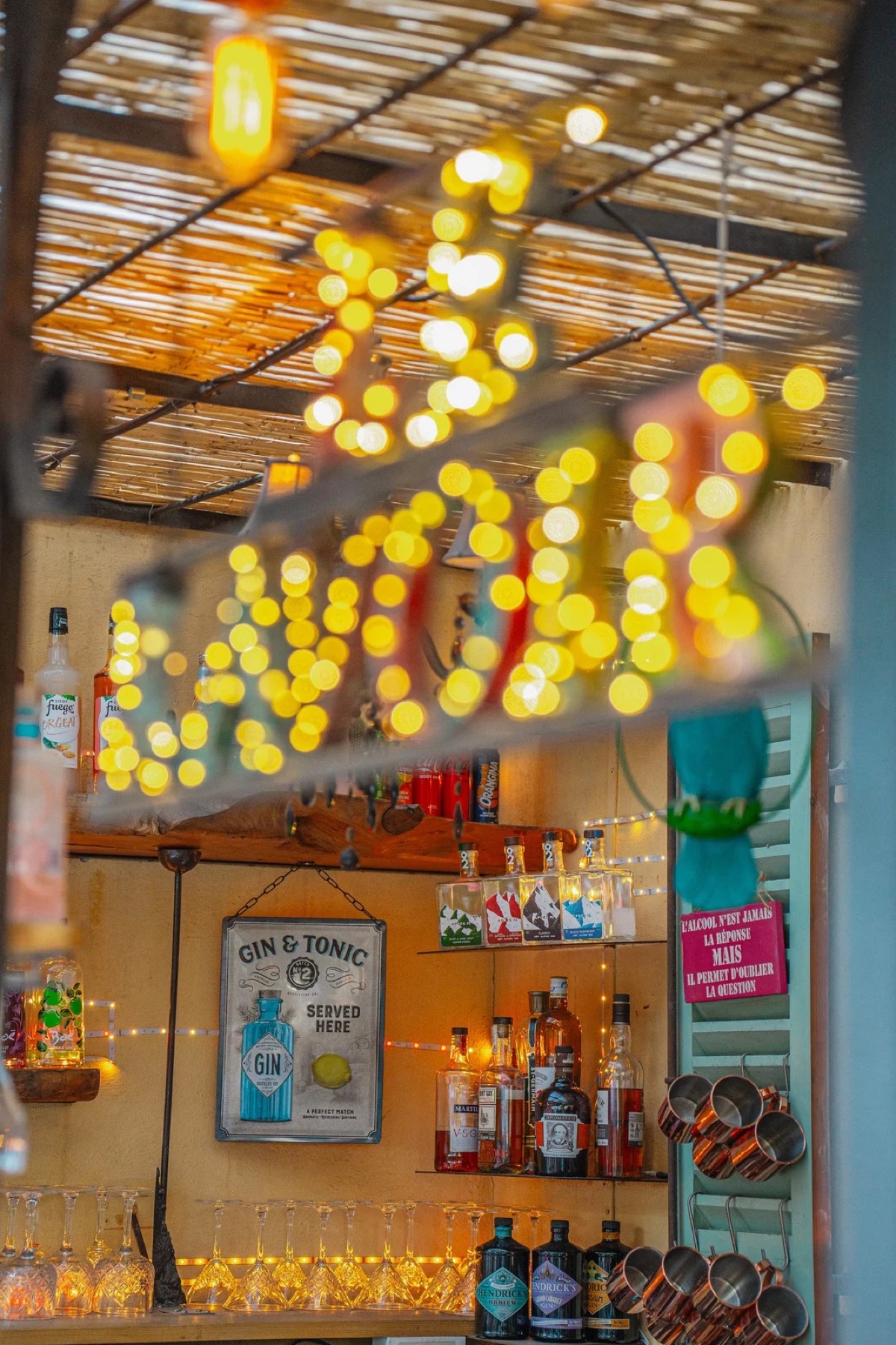 Étagère de gins et verres au bar