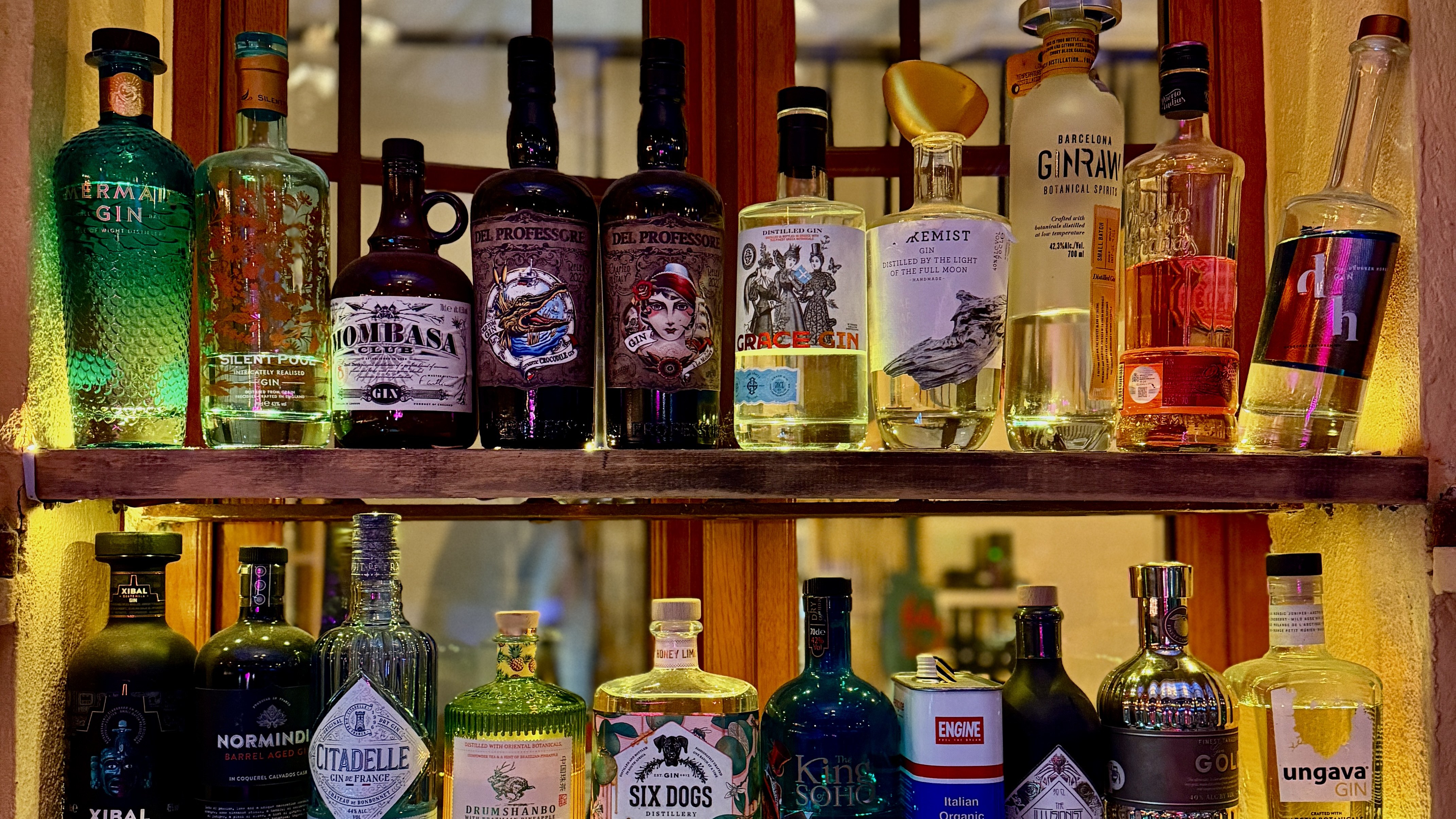 Étagère de gins Malfy au bar du Lavoir