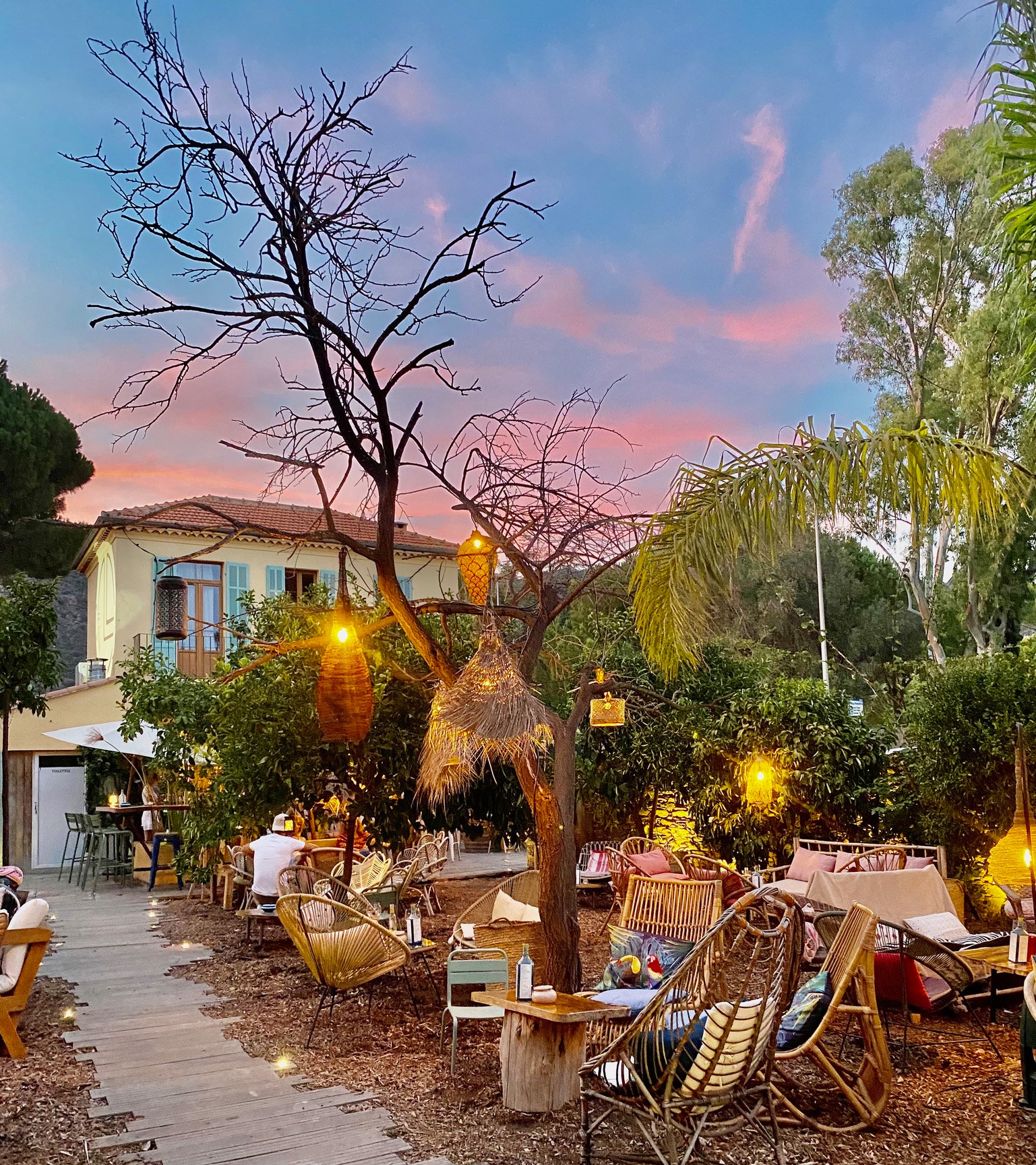 Coucher de soleil sur le jardin du Lavoir