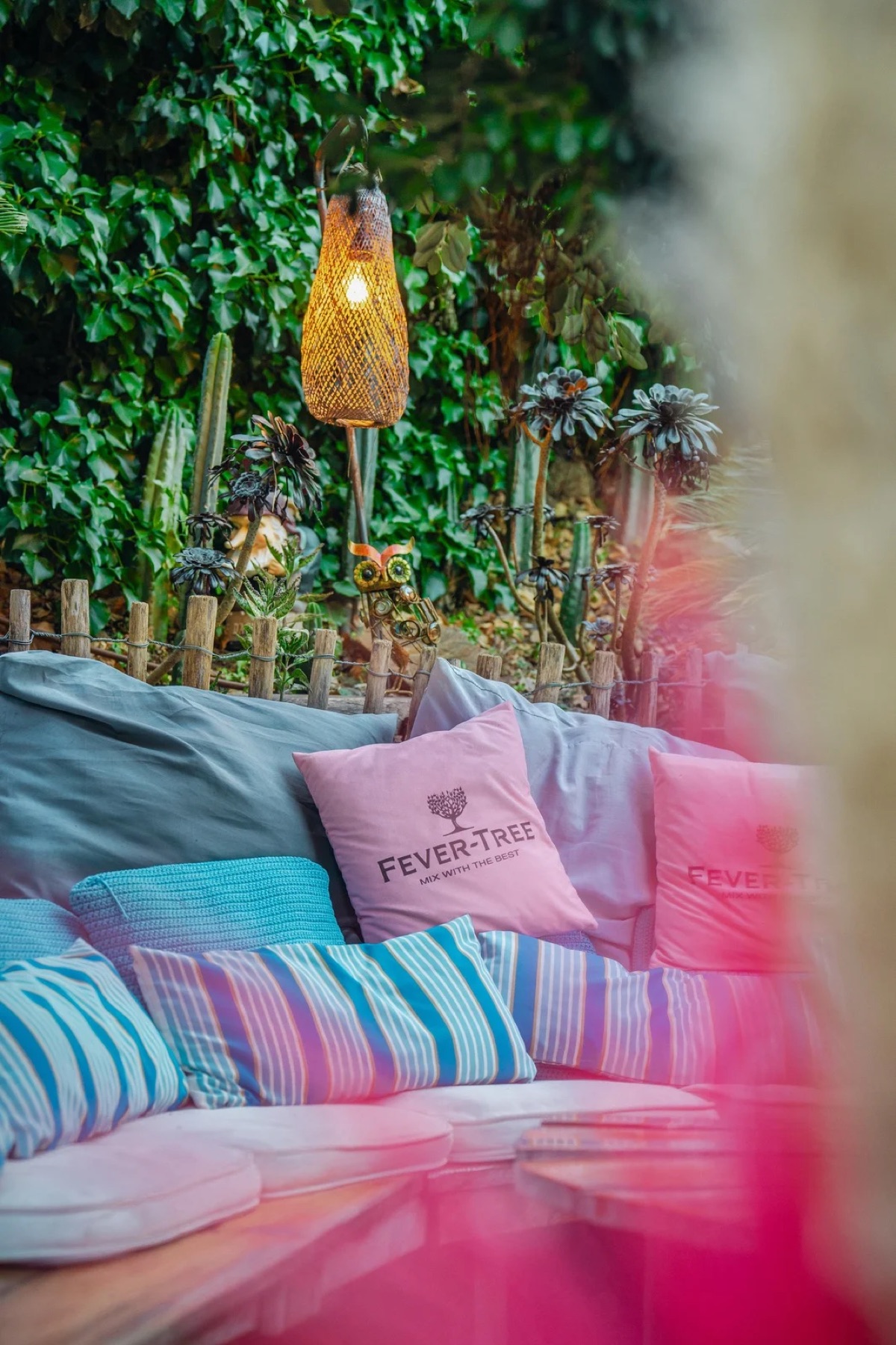 Coin lounge et lanternes du jardin