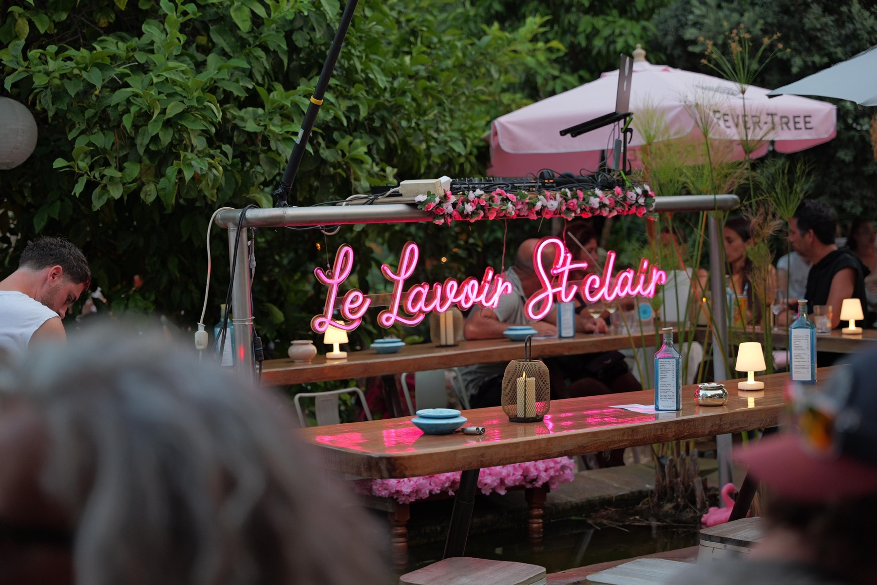 Enseigne néon et cabine DJ en journée
