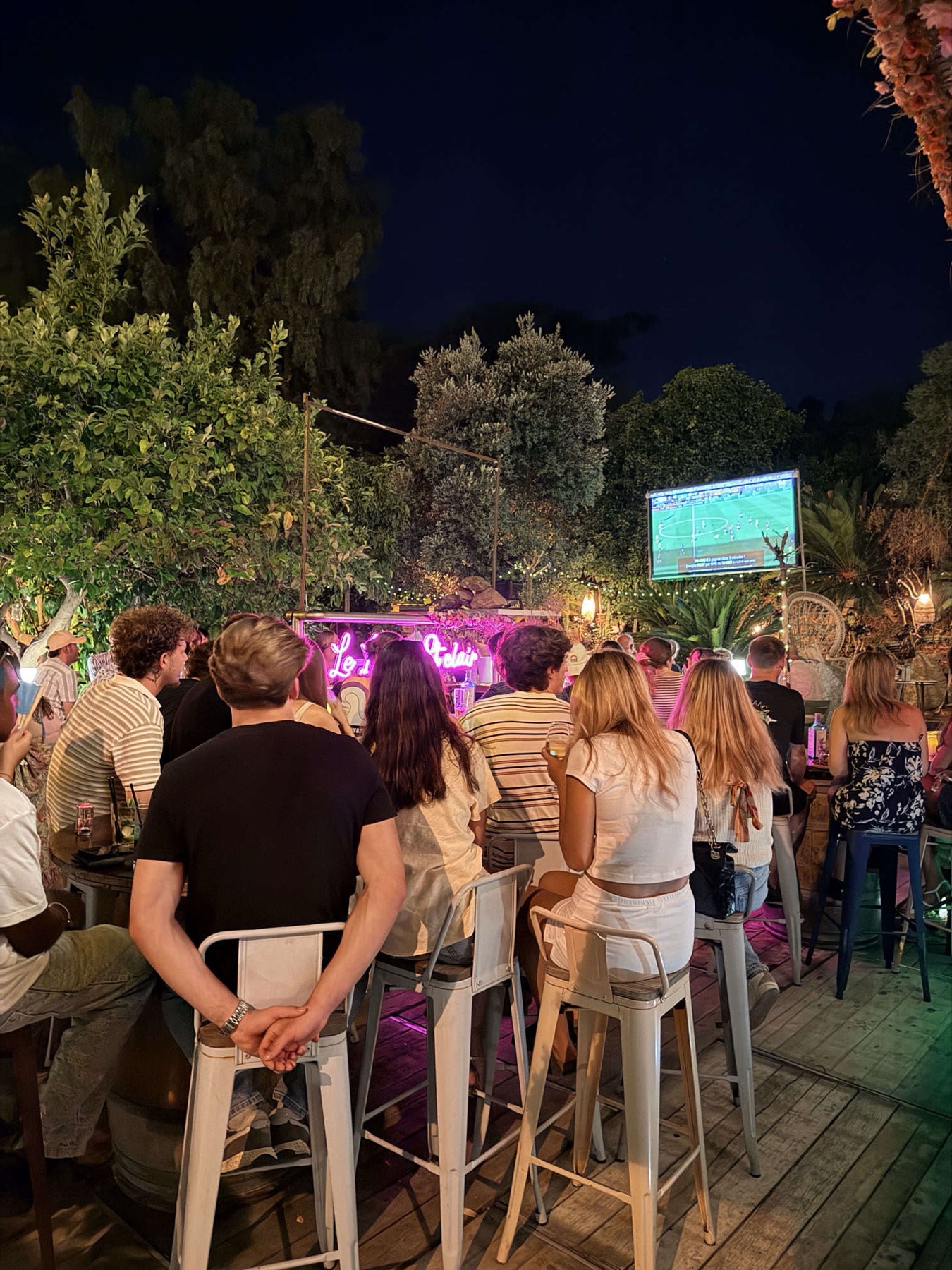Diffusion d’un match sur le projecteur du jardin