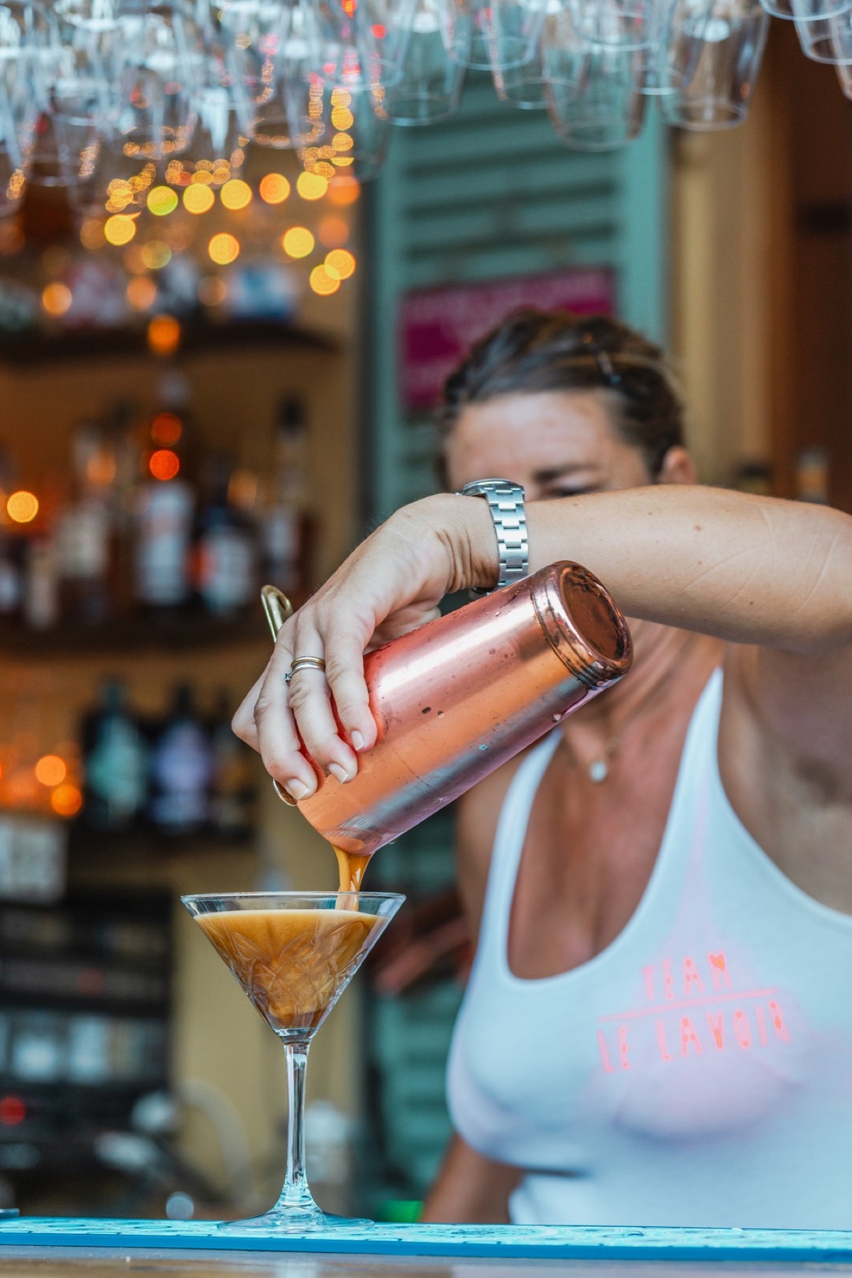 Préparation d’un cocktail au bar, équipe Team Le Lavoir