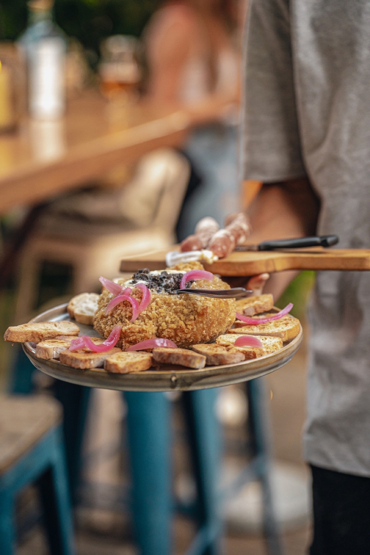 Service d’une planche de tapas au camembert croustillant