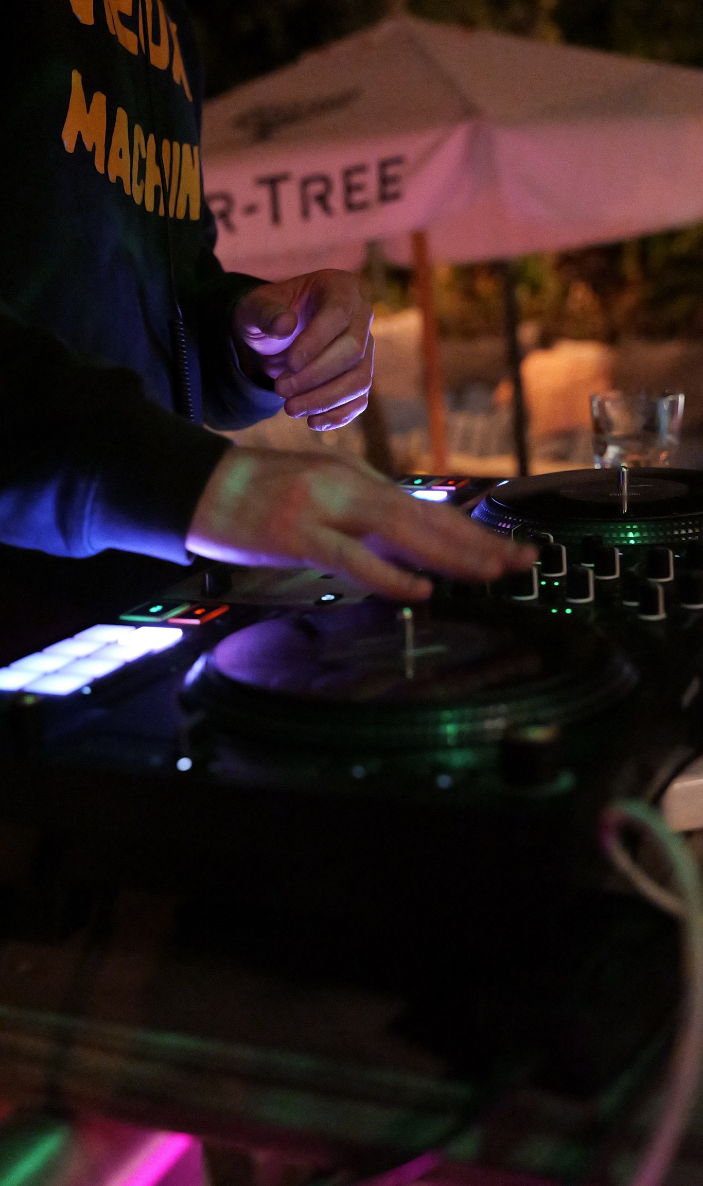 DJ aux platines sous le néon du Lavoir