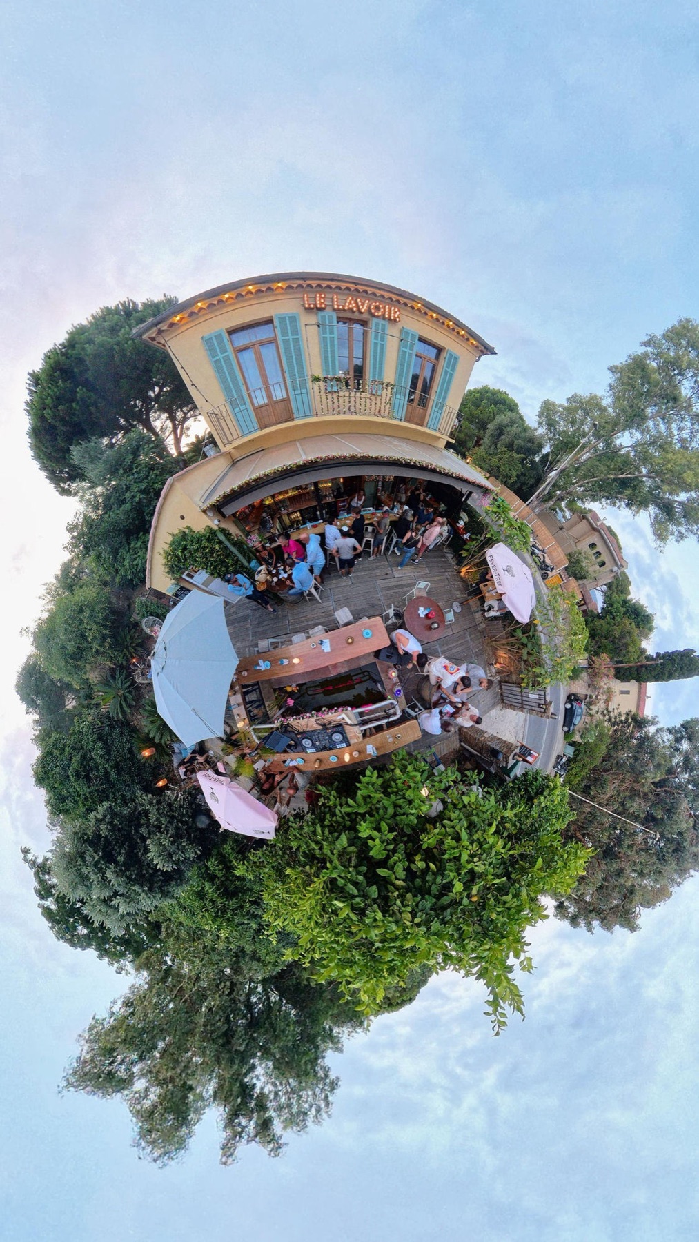 Vue aérienne à 360° du jardin et de la façade du Lavoir